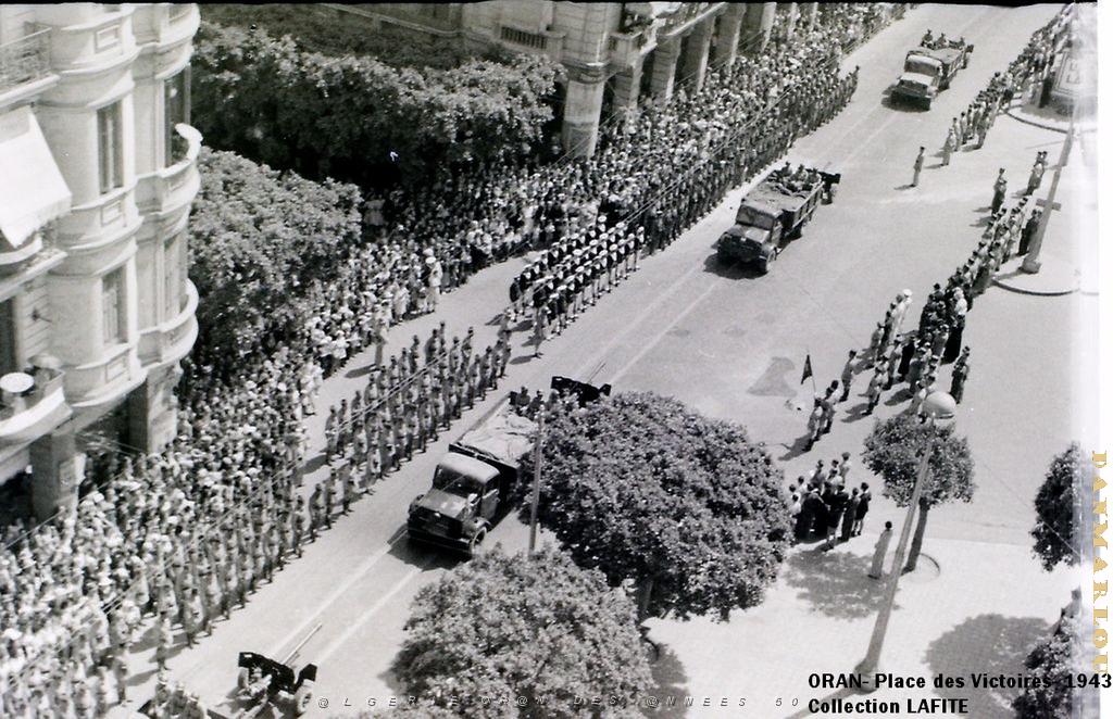 ORAN 1943 DEFILE PLACE DES VICTOIRES (5).JPG